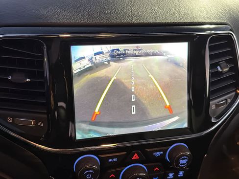 Used 2020 Jeep Grand Cherokee Altitude image 16