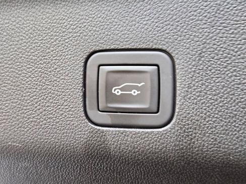 Used 2025 Chevrolet Suburban Z71 AWD/4WD image 14