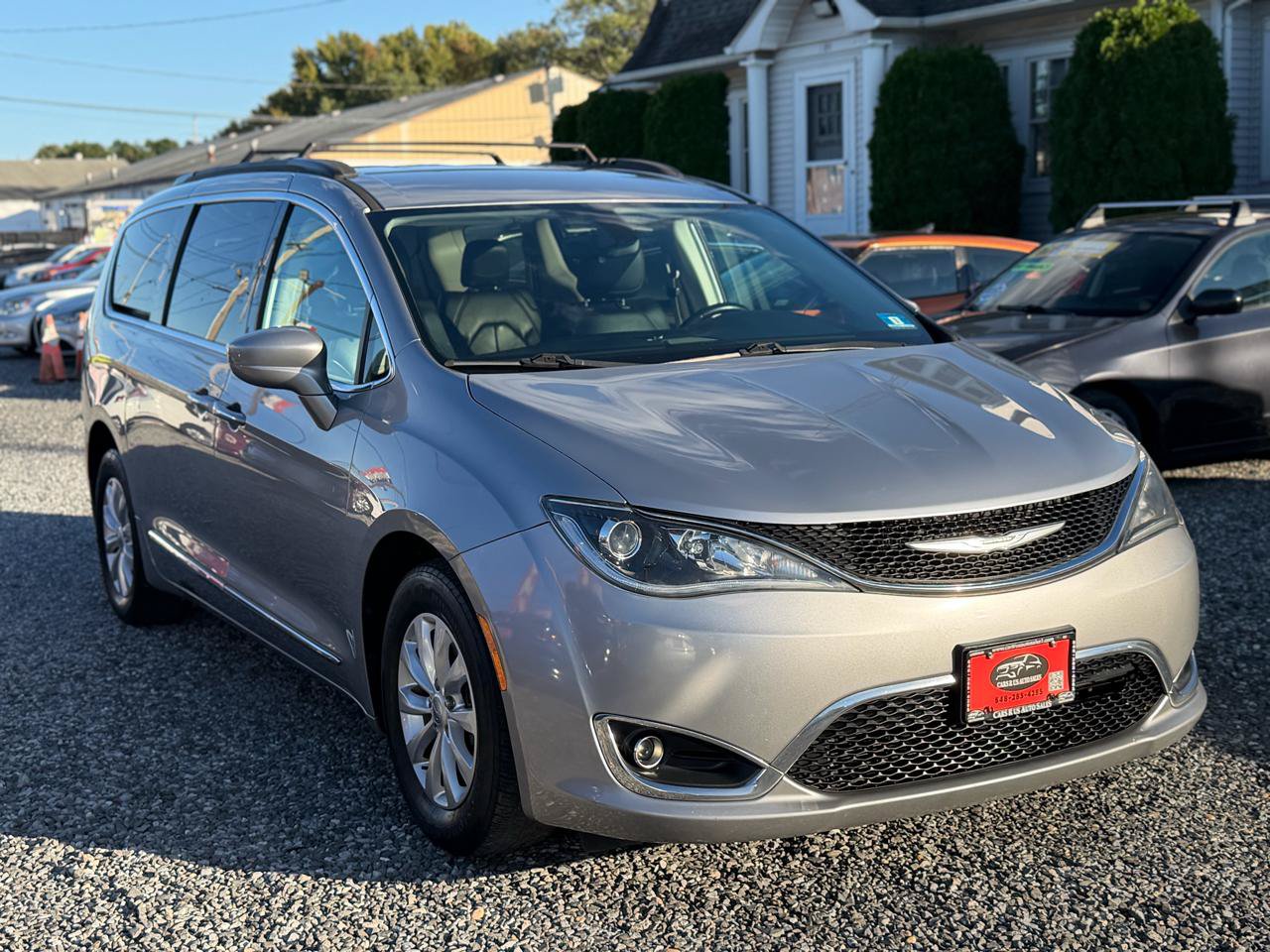 Used 2017 Chrysler Pacifica Touring-L FWD image 1
