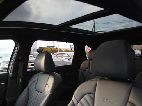 Used 2024 Kia Sorento SX Prestige image 24