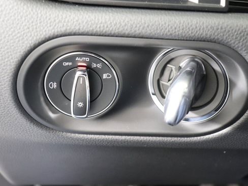 Certified 2025 Porsche Macan AWD/4WD image 25