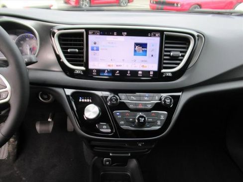 New 2026 Chrysler Voyager LX image 20