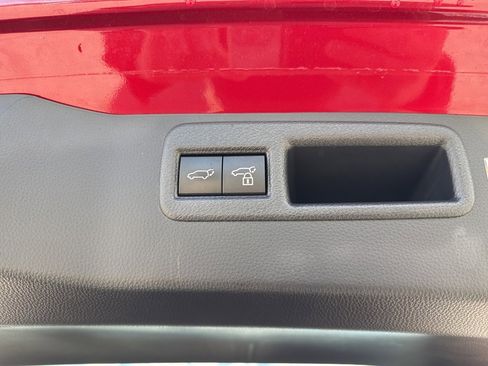 Used 2023 Toyota Venza XLE image 20