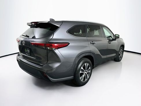 Used 2023 Toyota Highlander XLE FWD image 9