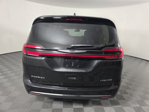 Used 2023 Chrysler Pacifica Limited image 6