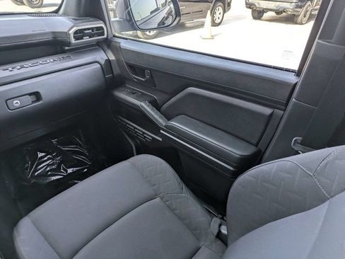 Used 2025 Toyota Tacoma SR AWD/4WD image 17
