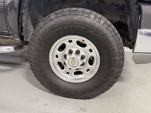 Used 2005 Chevrolet Silverado 2500 LS w/ Heavy-Duty Power Package AWD/4WD image 2