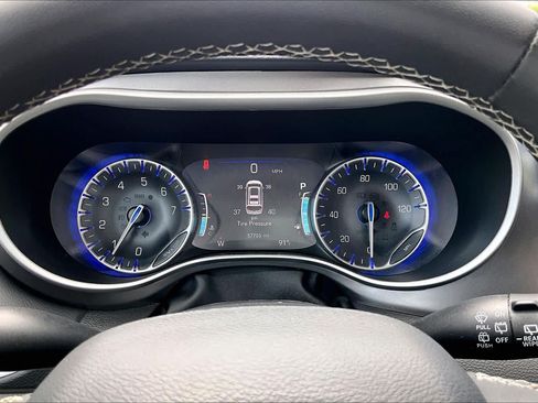 Used 2024 Chrysler Pacifica Touring-L FWD image 26