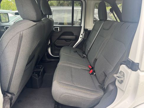 Used 2025 Jeep Wrangler Sahara image 24