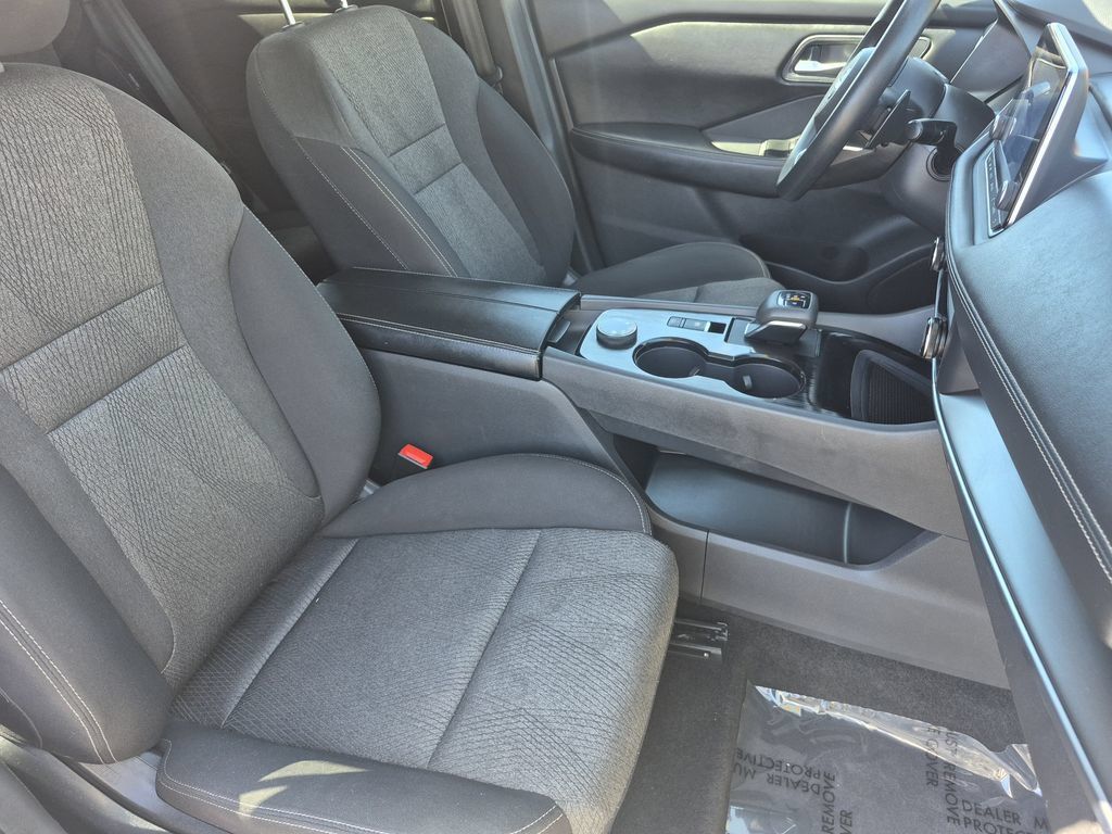 Used 2024 Nissan Rogue SV AWD/4WD image 16