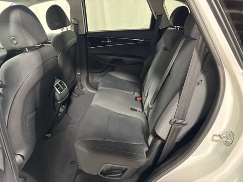Used 2019 Kia Sorento FWD image 5
