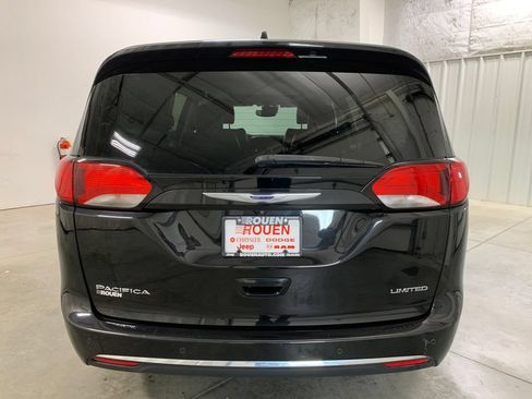 Used 2020 Chrysler Pacifica Limited w/ Tire & Wheel Group FWD image 6
