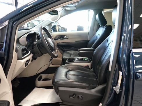 Used 2022 Chrysler Pacifica Touring-L image 26