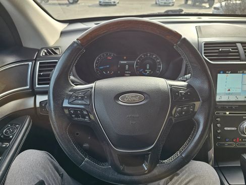 Used 2017 Ford Explorer Platinum image 12