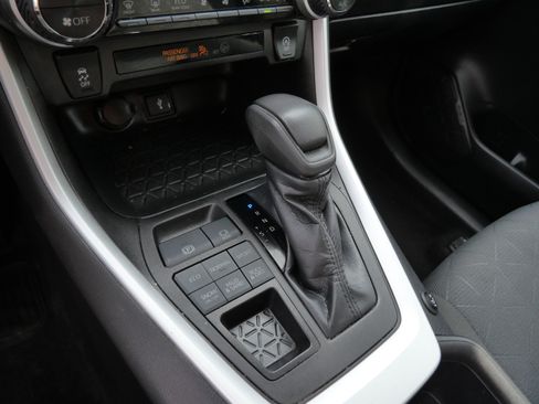 Used 2022 Toyota RAV4 XLE AWD/4WD image 25