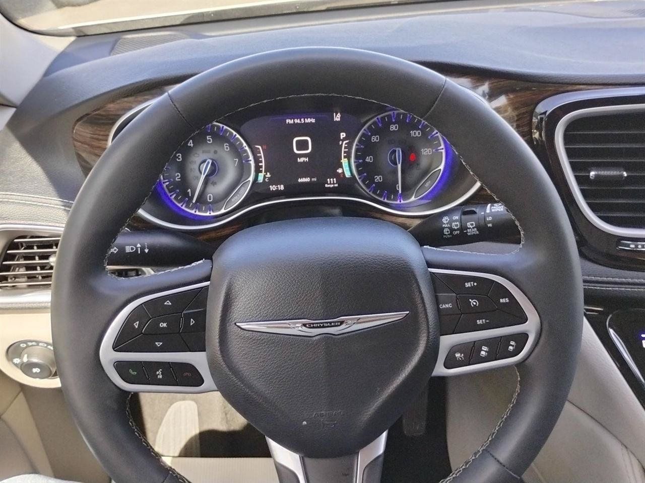 Used 2023 Chrysler Pacifica Limited FWD image 38