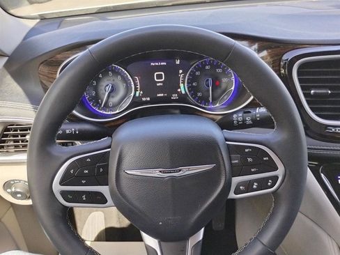 Used 2023 Chrysler Pacifica Limited FWD image 38