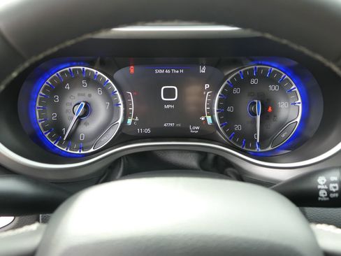 Used 2025 Chrysler Pacifica Select image 15