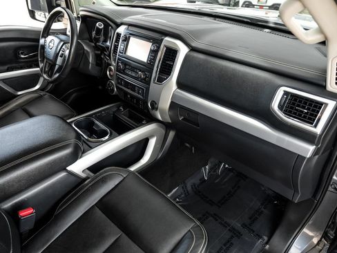 Used 2017 Nissan Titan PRO-4X w/ Pro-4x Convenience Package AWD/4WD image 9