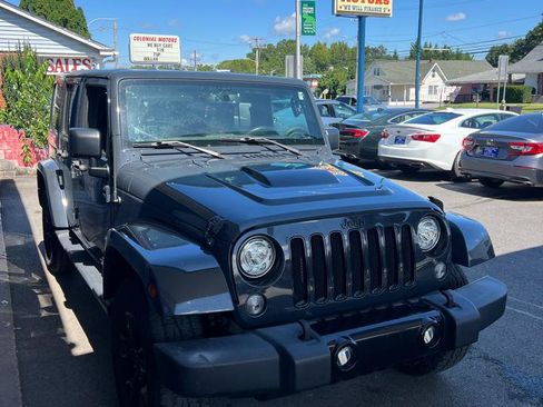 Used 2018 Jeep Wrangler Unlimited Sahara AWD/4WD image 4