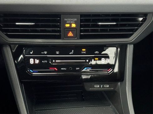 Used 2025 Volkswagen Jetta SE FWD image 16