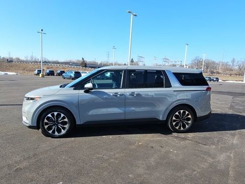 Used 2024 Kia Carnival EX image 5