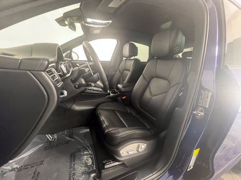 Certified 2026 Porsche Macan AWD/4WD image 5