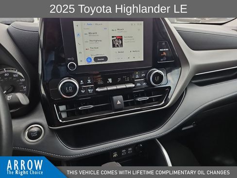 Used 2025 Toyota Highlander LE FWD image 25