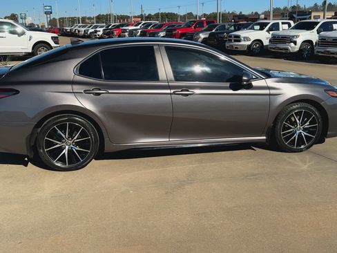 Used 2023 Toyota Camry SE image 2