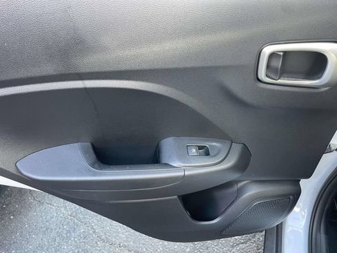 Used 2024 Hyundai Venue SEL FWD image 12