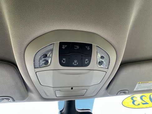 Used 2023 Chrysler Pacifica Touring-L FWD image 23