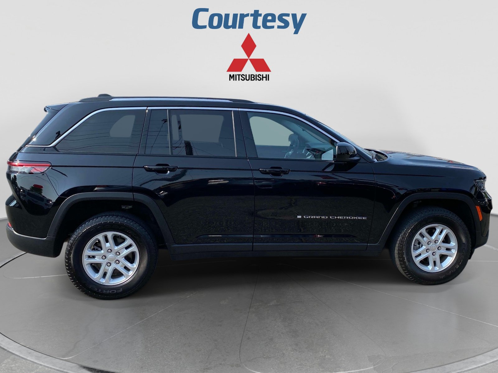 Used 2023 Jeep Grand Cherokee Laredo AWD/4WD image 7