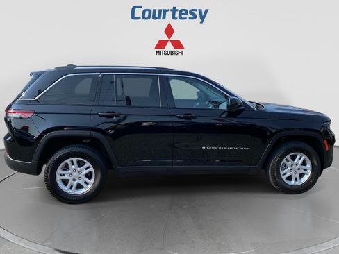 Used 2023 Jeep Grand Cherokee Laredo AWD/4WD image 7