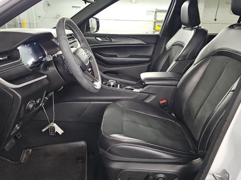 Used 2024 Jeep Grand Cherokee Altitude image 7