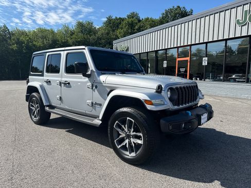 Used 2024 Jeep Wrangler Unlimited w/ Convenience Group AWD/4WD image 7