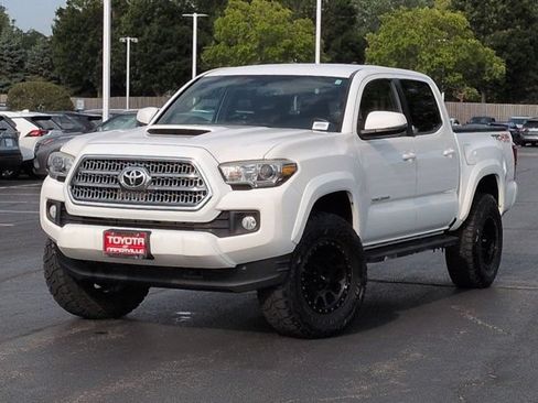 Used 2017 Toyota Tacoma TRD Sport w/ Tow Package (A/T) AWD/4WD image 2