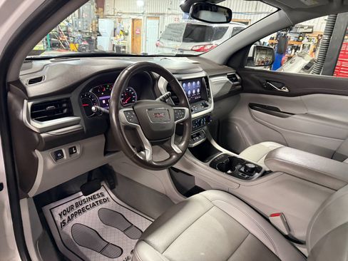 Used 2022 GMC Acadia SLT w/ LPO, Floor Liner Package image 13