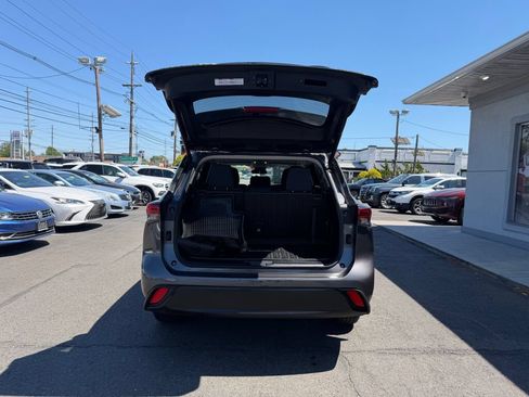 Used 2023 Toyota Highlander LE AWD/4WD image 32