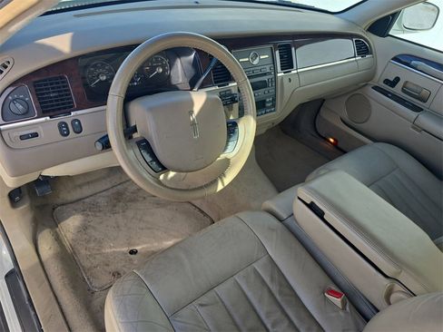 Used 2006 Lincoln Town Car Signature image 10