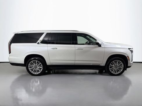 Used 2025 Cadillac Escalade ESV Premium Luxury AWD/4WD image 4