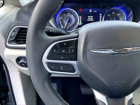 Certified 2024 Chrysler Pacifica Touring-L image 18