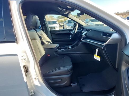 New 2025 Jeep Grand Cherokee Altitude image 24