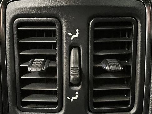 Used 2020 Jeep Grand Cherokee Laredo AWD/4WD image 47