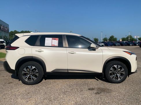 Used 2023 Nissan Rogue SV FWD image 2