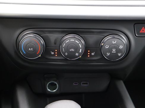 Used 2025 Chevrolet Trax RS w/ Sunroof Package image 26