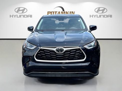 Used 2021 Toyota Highlander L FWD image 2
