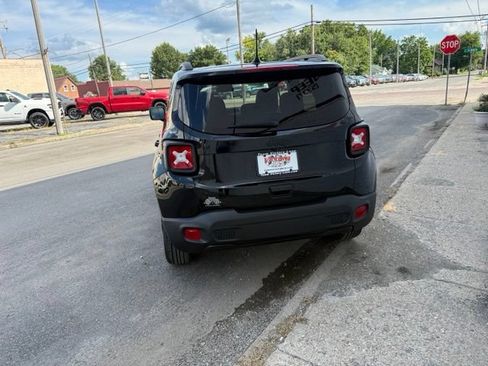 Used 2023 Jeep Renegade Latitude AWD/4WD image 7