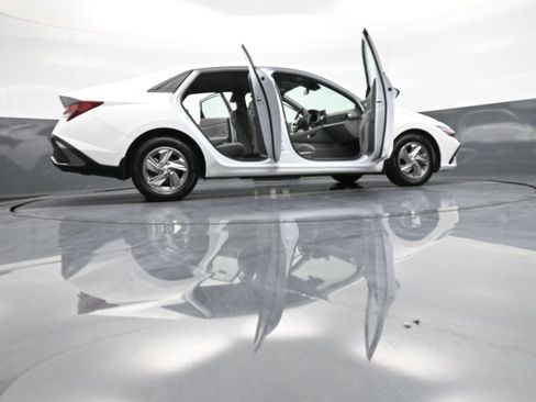 Used 2025 Hyundai Elantra SE FWD image 47