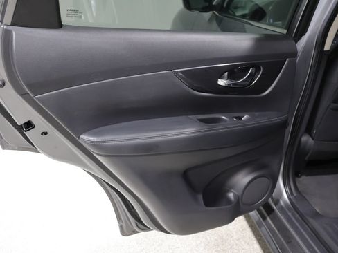 Used 2017 Nissan Rogue SV AWD/4WD image 19