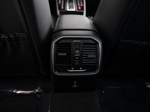 Certified 2025 Porsche Macan image 24